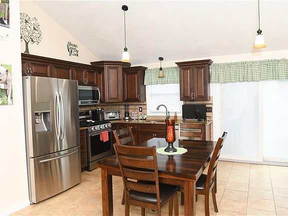 5th image of 9 Mallory Ct