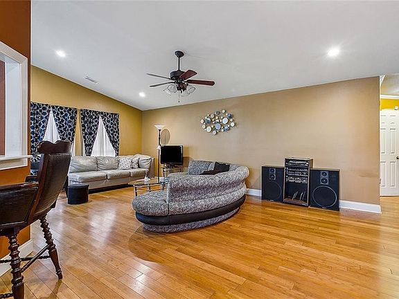 3rd image of 6961 Ridgefield Dr