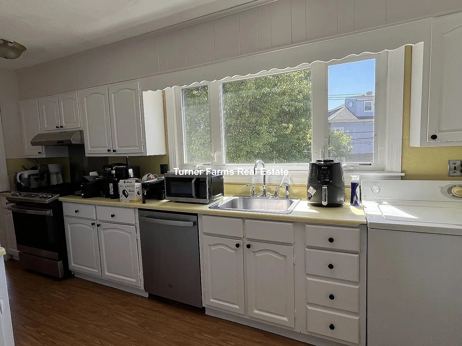 5 bed, 1.5 bath, 9999 sqft, $7,800 — Photo 2