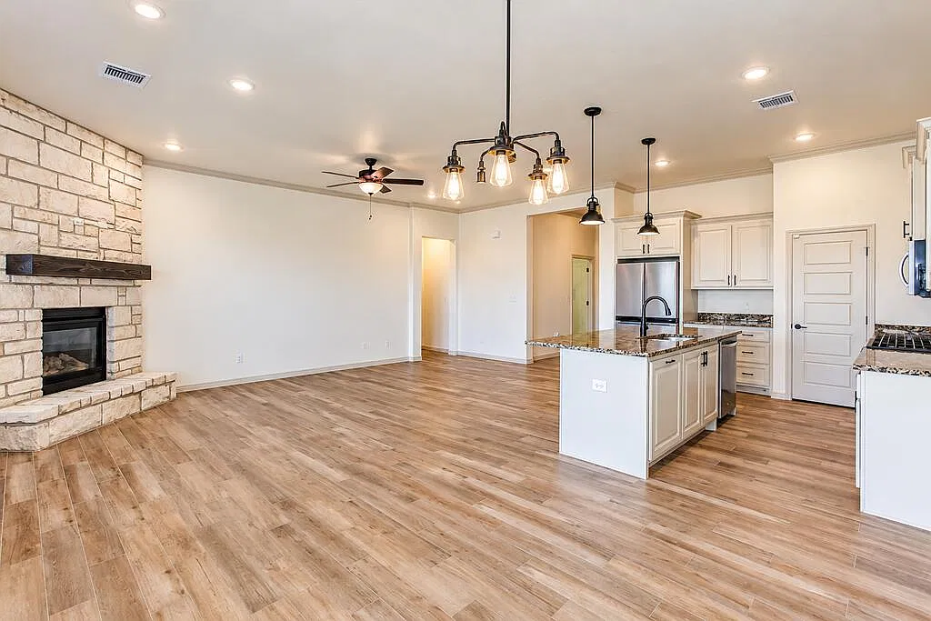 4 bed, 2.0 bath, 2070 sqft, $3,500 — Photo 3