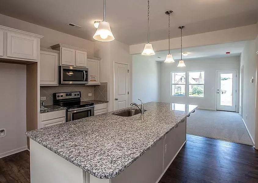 106 Brookshire Ln — Photo 3