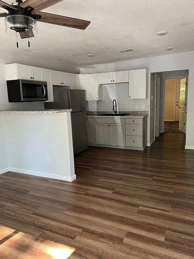 Modern 1 Bedroom in East Davenport — Photo 2