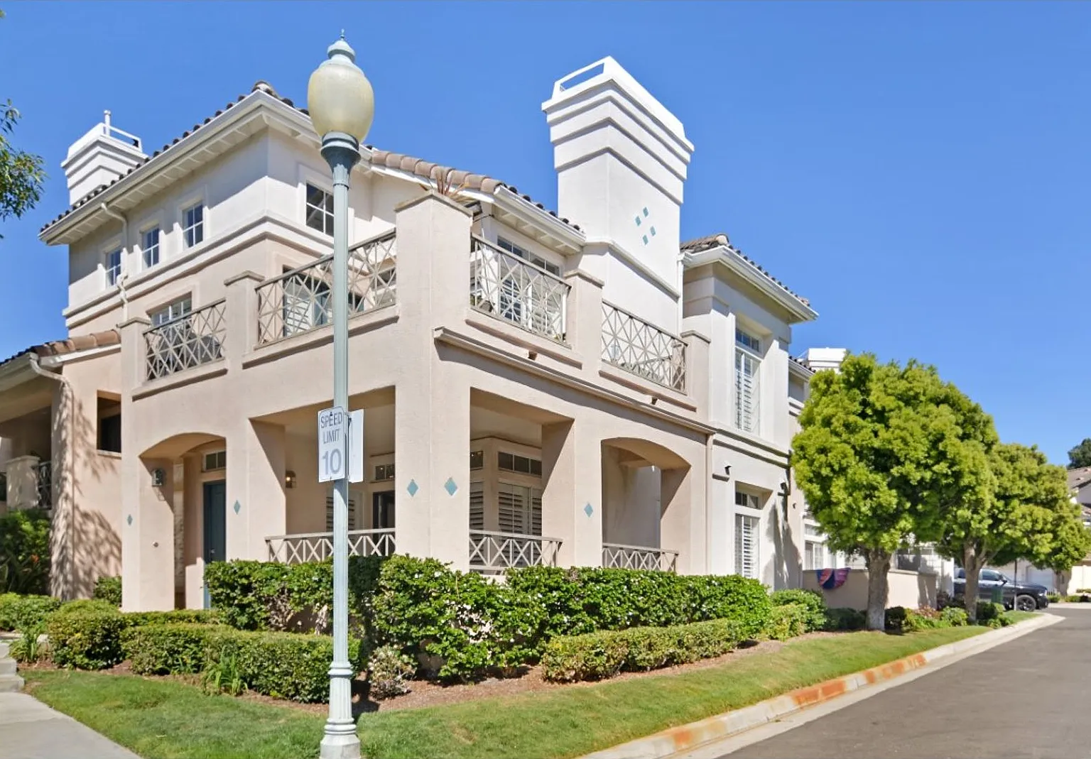 Fully Furnished Short Term Ocean Close Rental — Photo 2
