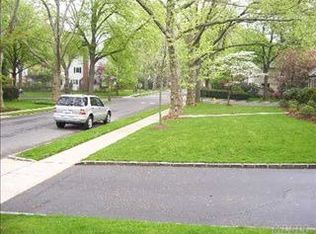 300 Melbourne Rd, Great Neck, NY 11021