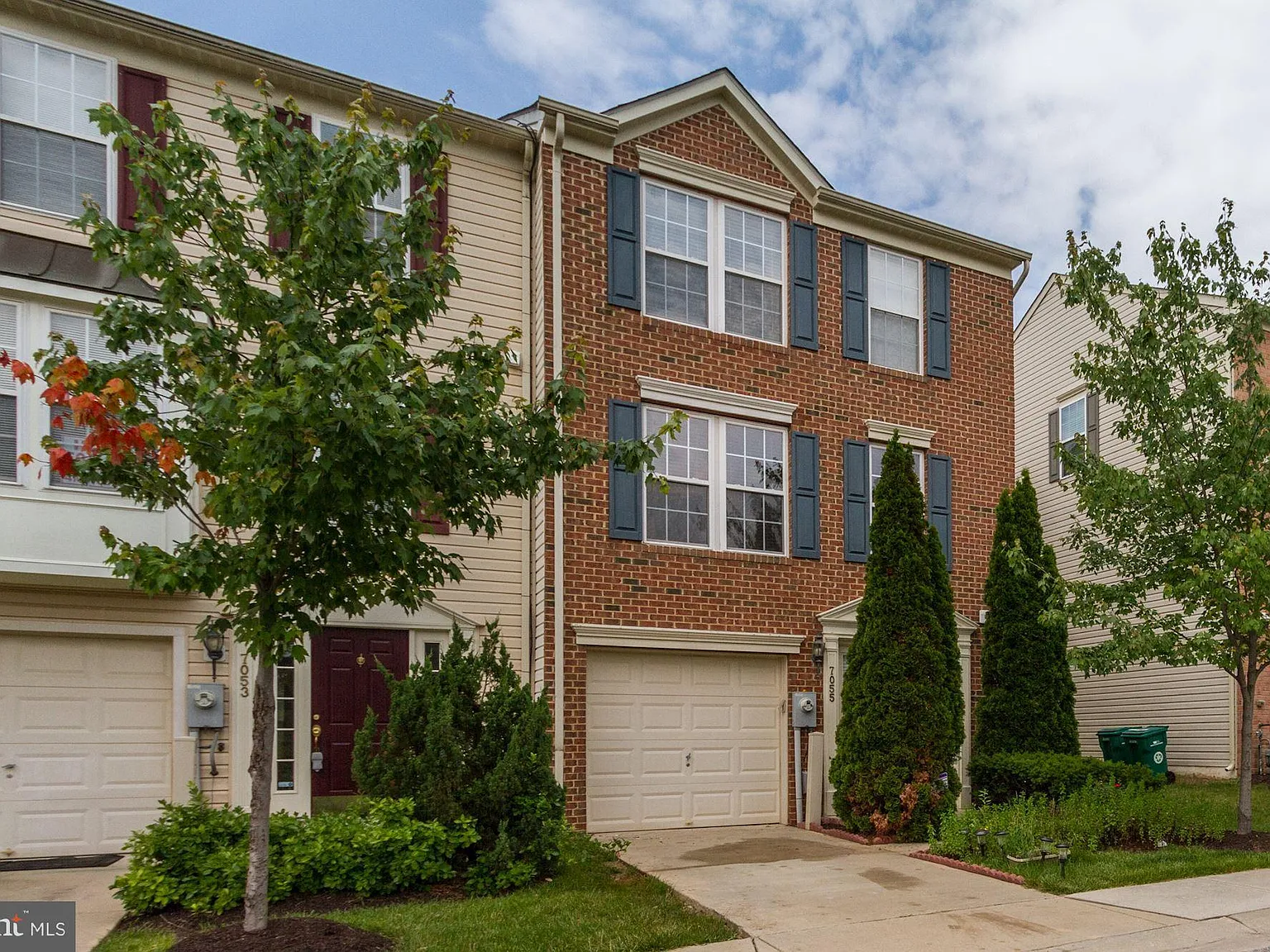 3 bed, 4.0 bath, 2340 sqft, $2,999 — Photo 2