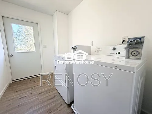 211 S Green St Photo 1