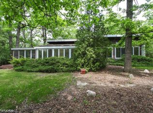1530 Woodland Dr, Deerfield, IL 60015