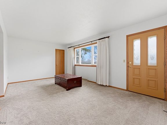 4th image of 157 Louise St
