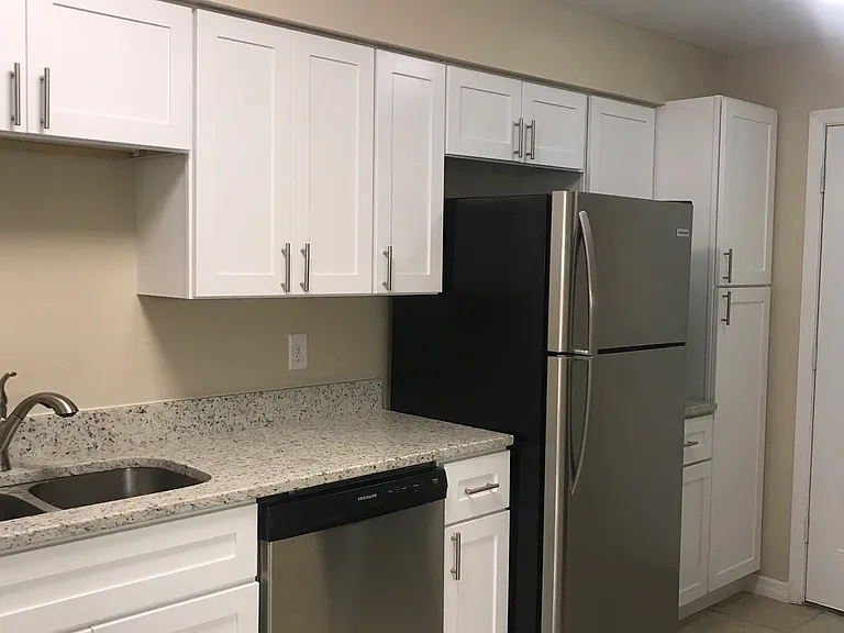 725 N Oak Ave — Photo 4