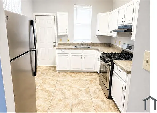 2642 N Bancroft St — Photo 3
