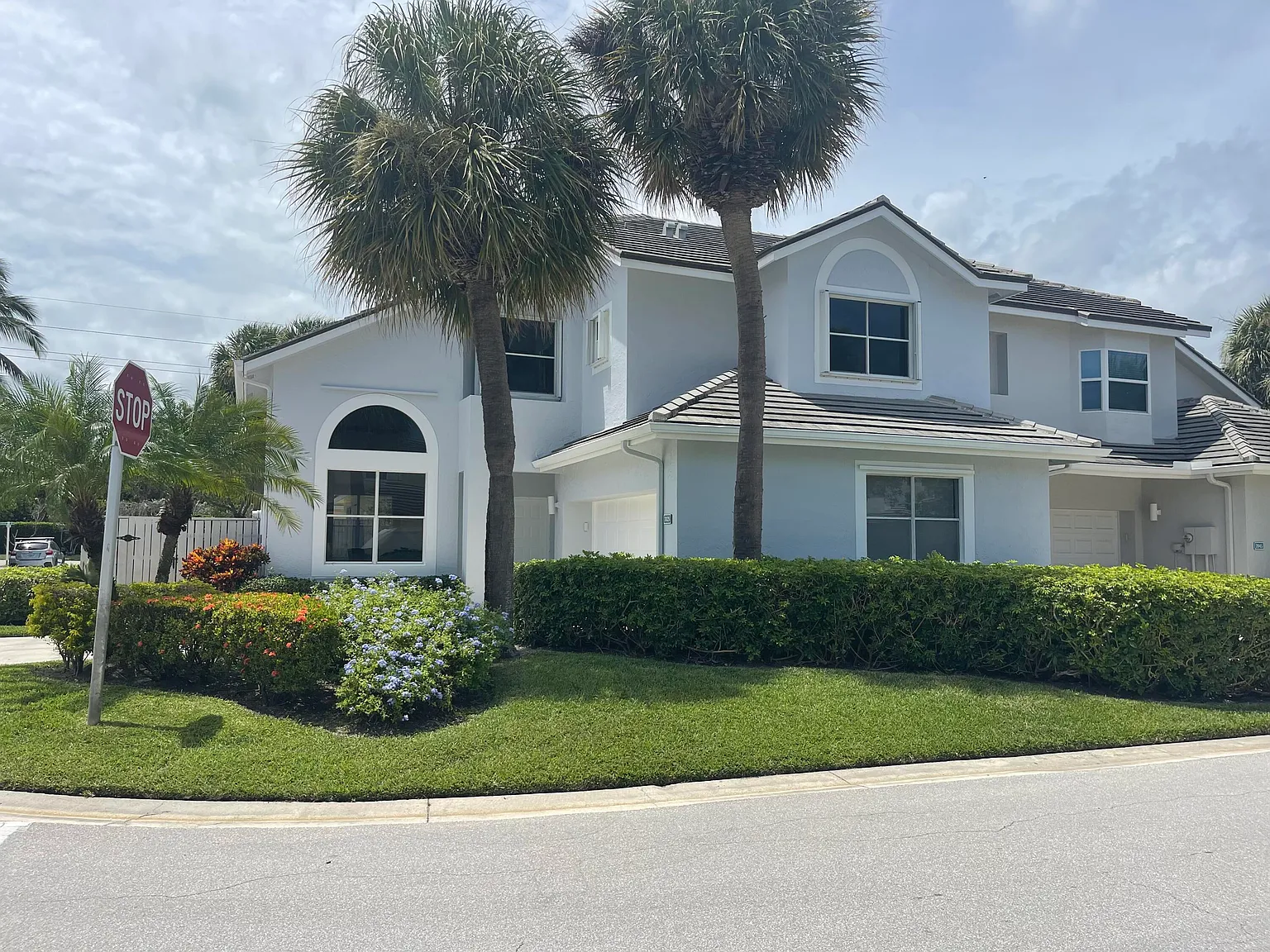 3 bed, 3.0 bath, 2022 sqft, $8,000 — Photo 1