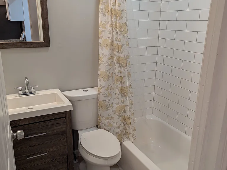 619 Sawyer St — Photo 4