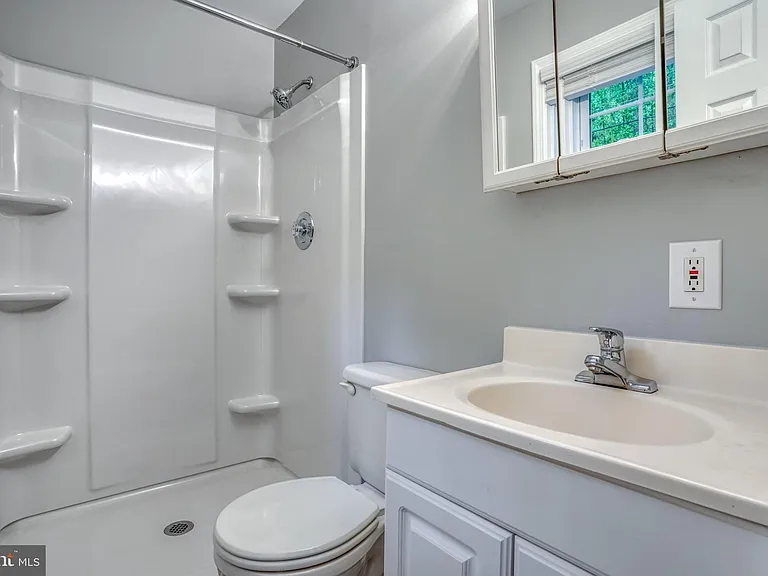 124 Hilldale Ct — Photo 37