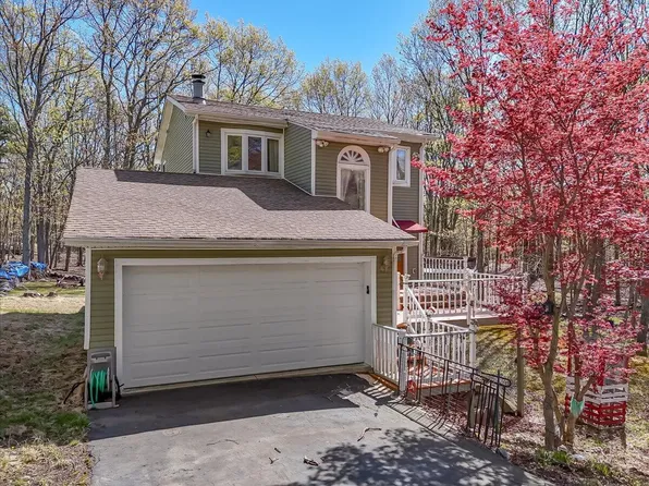 143 Pipher Rd, Bushkill, PA 18324