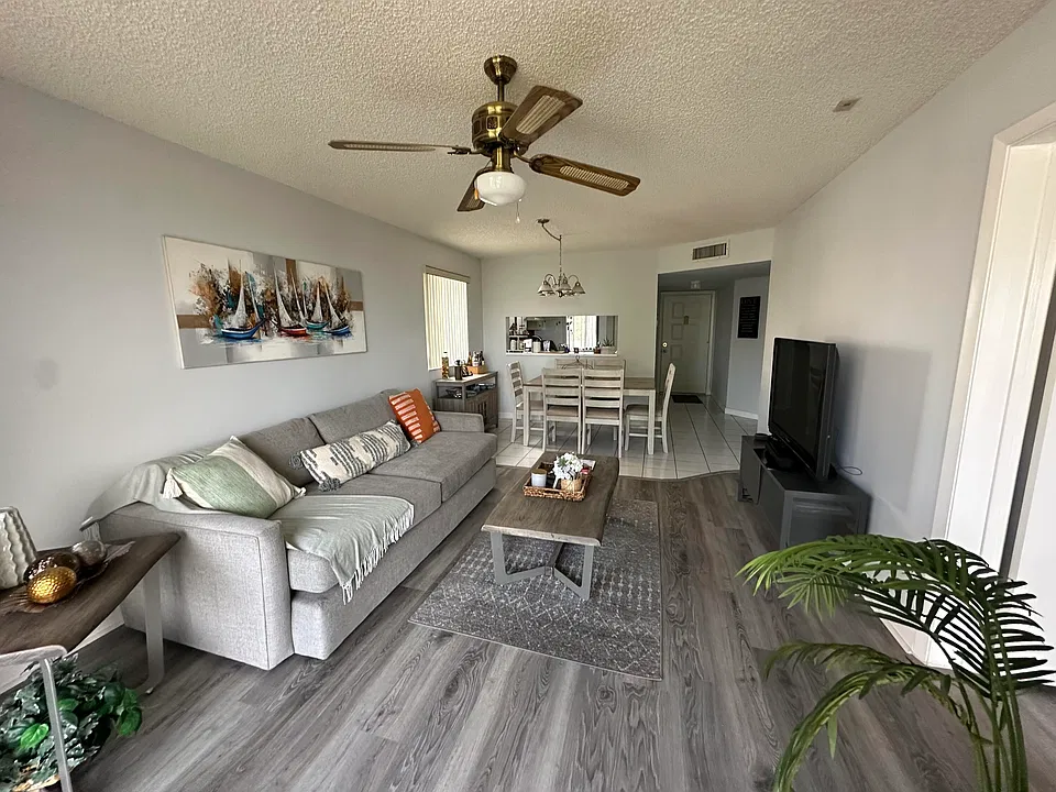 3138 Via Poinciana #317