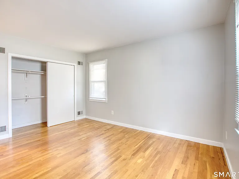 24 Hollow Wood Ln — Photo 11