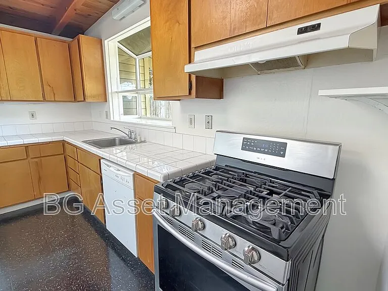 1526 Visalia Ave — Photo 4
