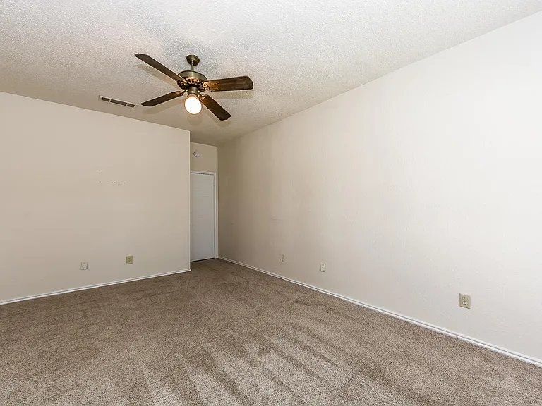 2710 Francisco Dr — Photo 15