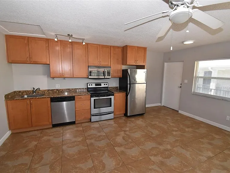 220 6th Ave N #11 — Photo 9