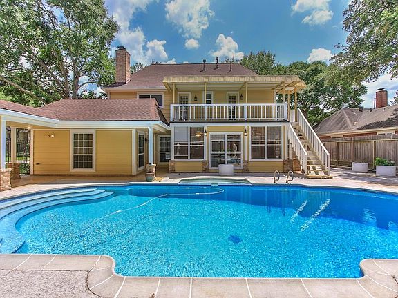 Sparkling swimming pool and spa, ready for the hot summer days!