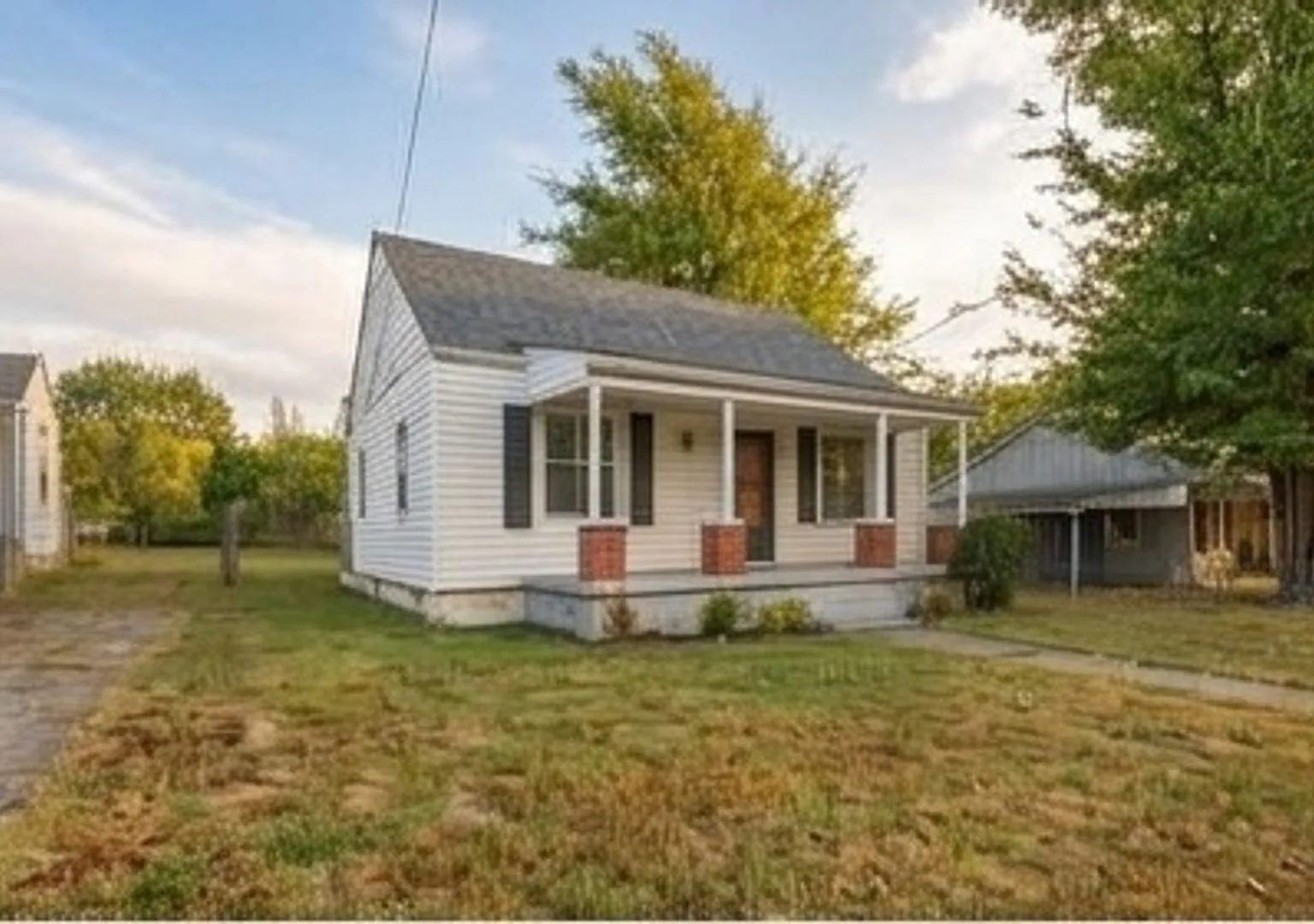Charming 2 Bedroom Nashville Home with Spacious Backyard — Photo 1