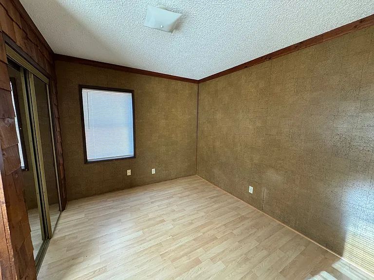 164 NE Douglas St — Photo 26