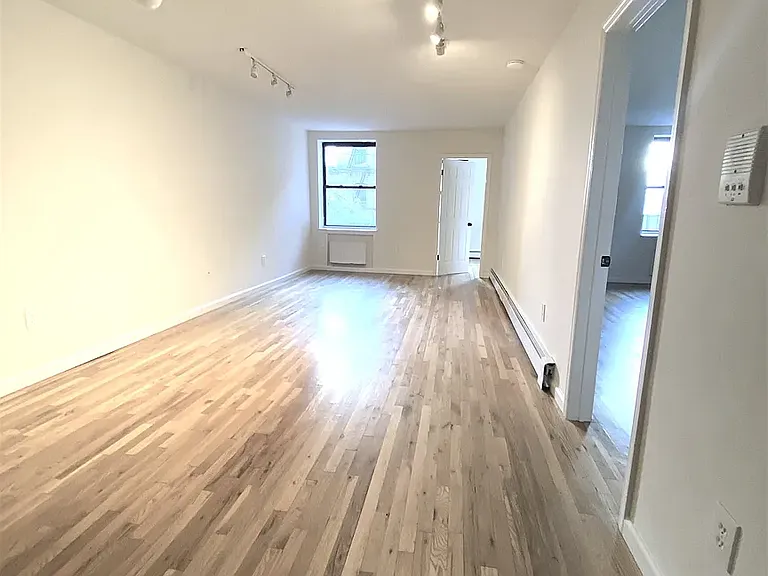 525 W 49th St #3D — Photo 2