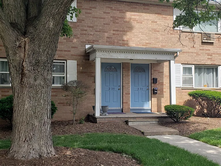2-35 Virginia Dr #B — Photo 1