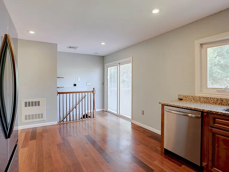 1735 Maple Ave — Photo 9