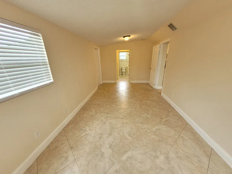 1701 NE 42nd Ct — Photo 9
