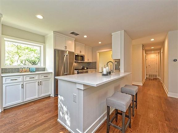 5th image of 8111 Parkdale Dr