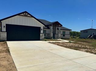 48 Grey Fox, Poteet, TX 78065