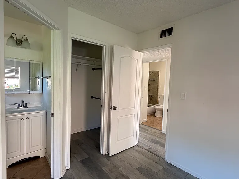 1447 E Windsor Rd #4 — Photo 14