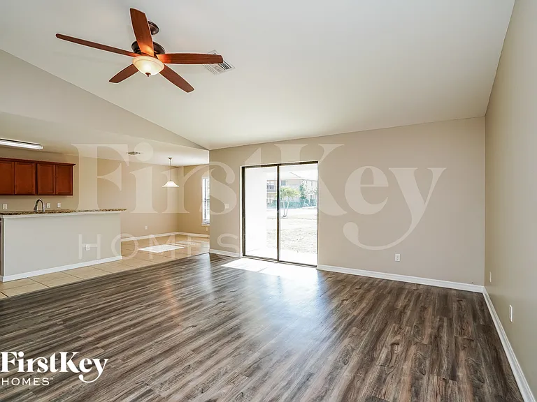 2203 SW 11th Ct — Photo 2