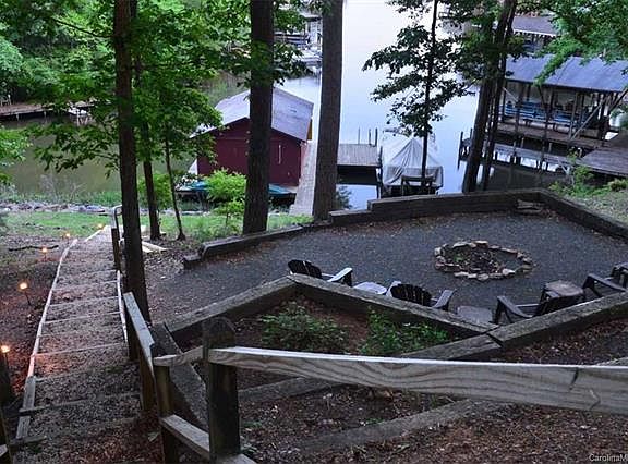 5th image of 418 Fiddlers Ghost Cres