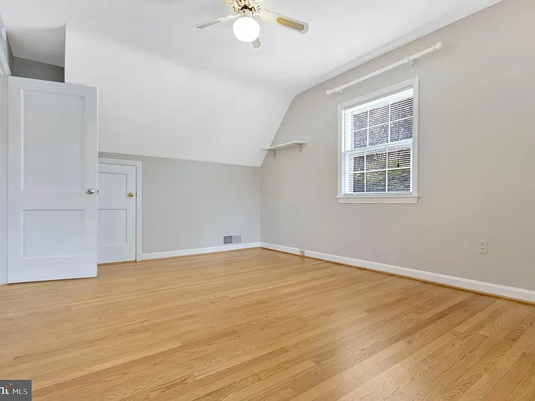 970 N Quintana St — Photo 17
