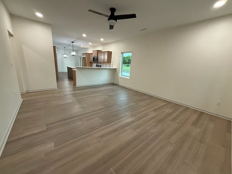 405 W Allison St — Photo 2