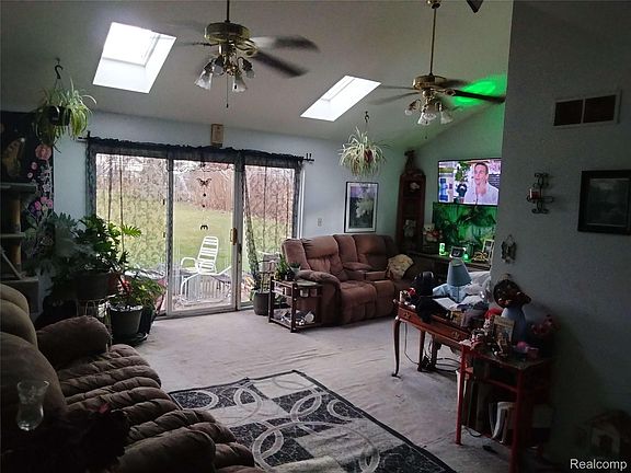 5th image of 1061 Barbara St