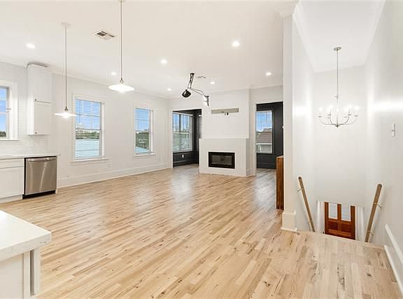 5th image of 609 N Lopez St