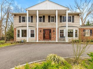 8 Parkside Dr, Dix Hills, NY 11746