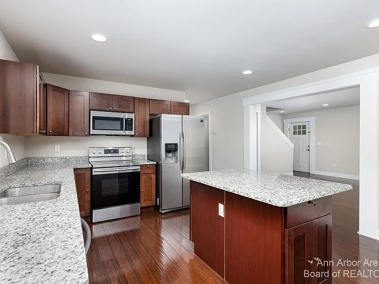2 Maple Village Ct — Photo 5