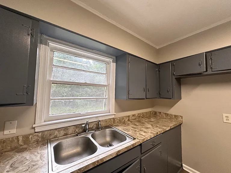 916 Delmar Dr — Photo 7