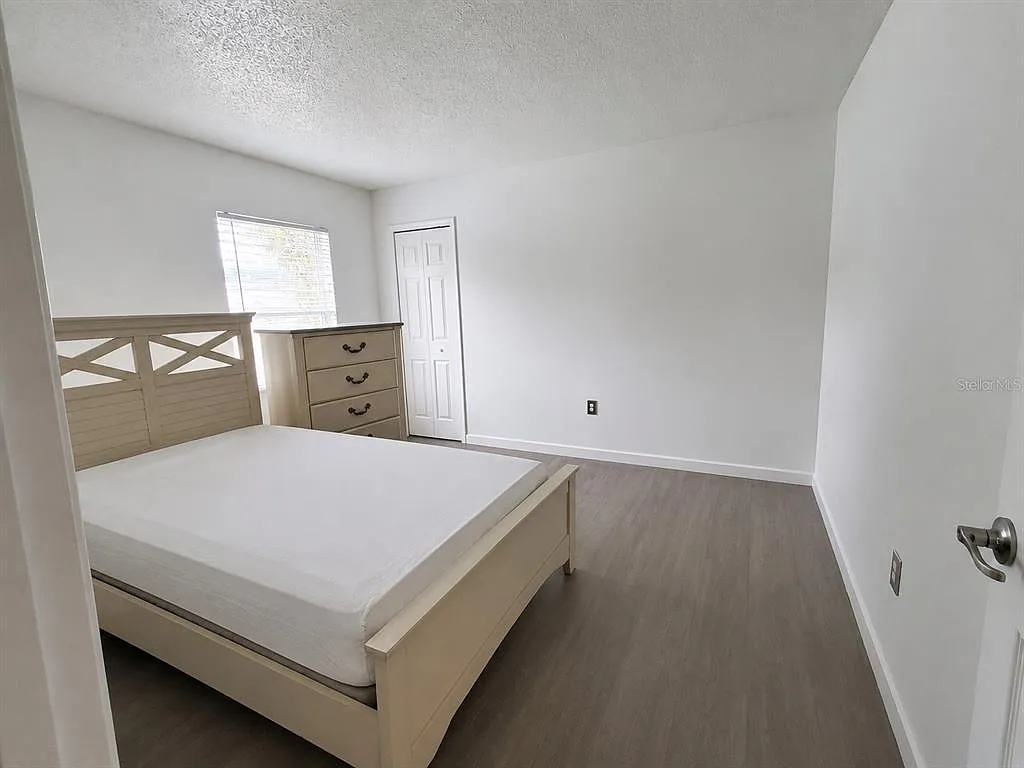4 bed, 2.0 bath, 1902 sqft, $2,300 — Photo 2