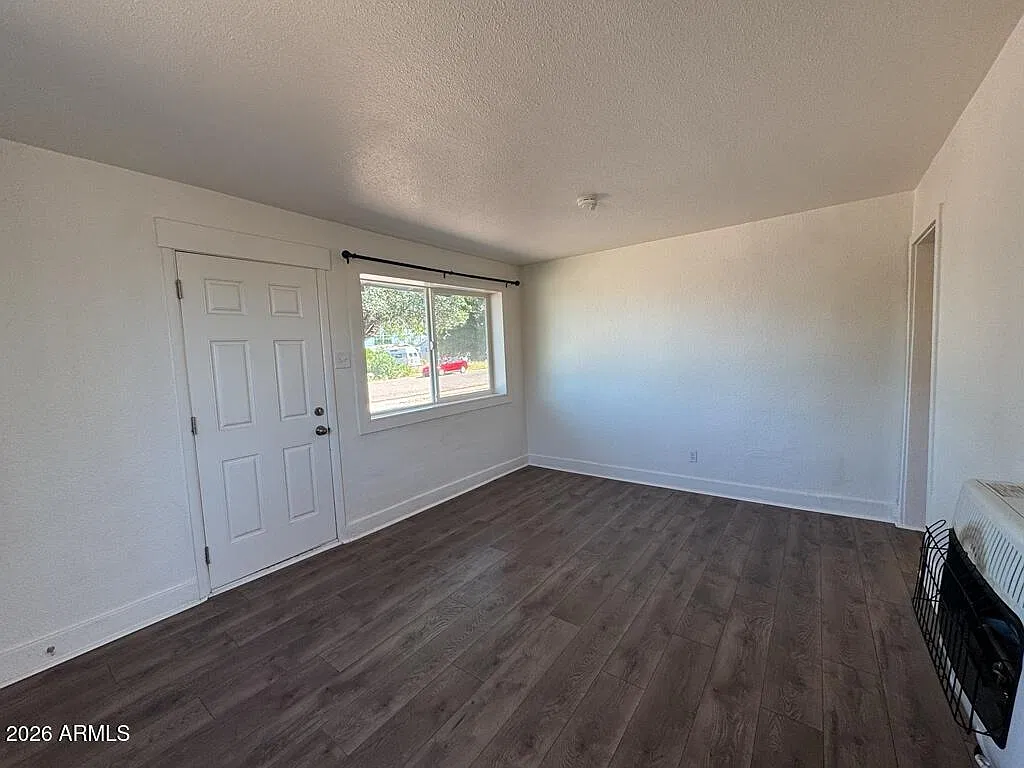 3 bed, 1.0 bath, 755 sqft, $899 — Photo 3