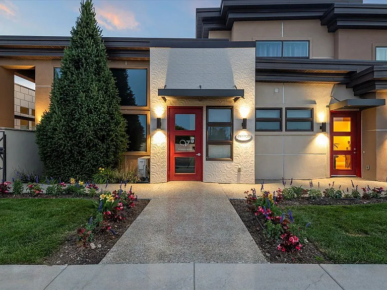 Verraso Village Townhomes — Photo 2