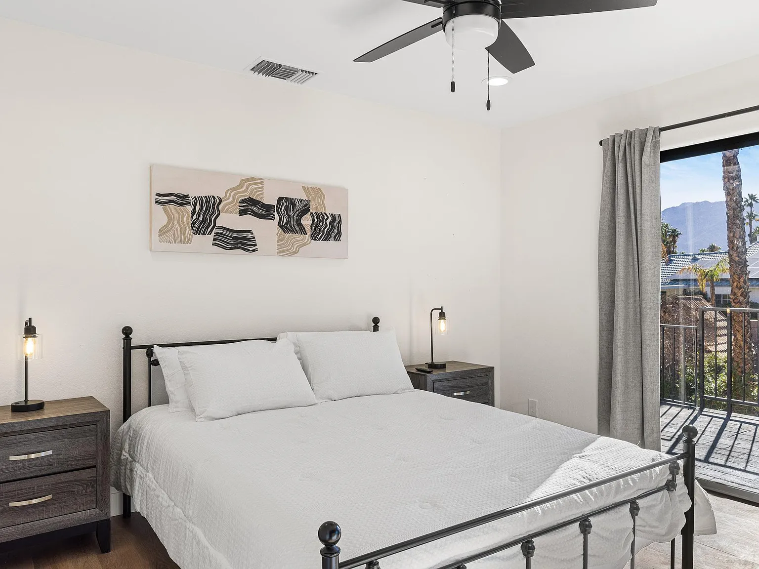 4 bed, 4.0 bath, 2700 sqft, $957 — Photo 1