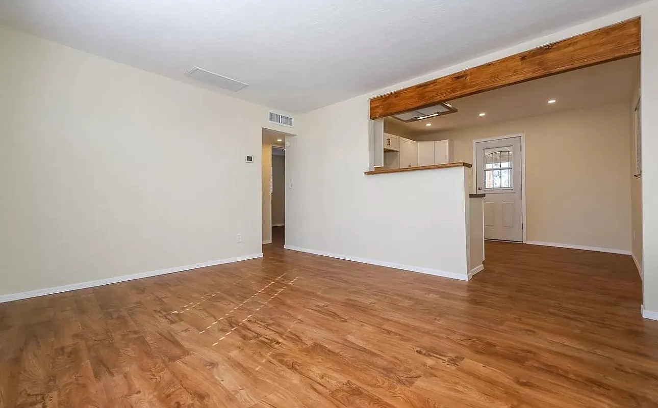2 bed, 696 sqft, $1,600 — Photo 3
