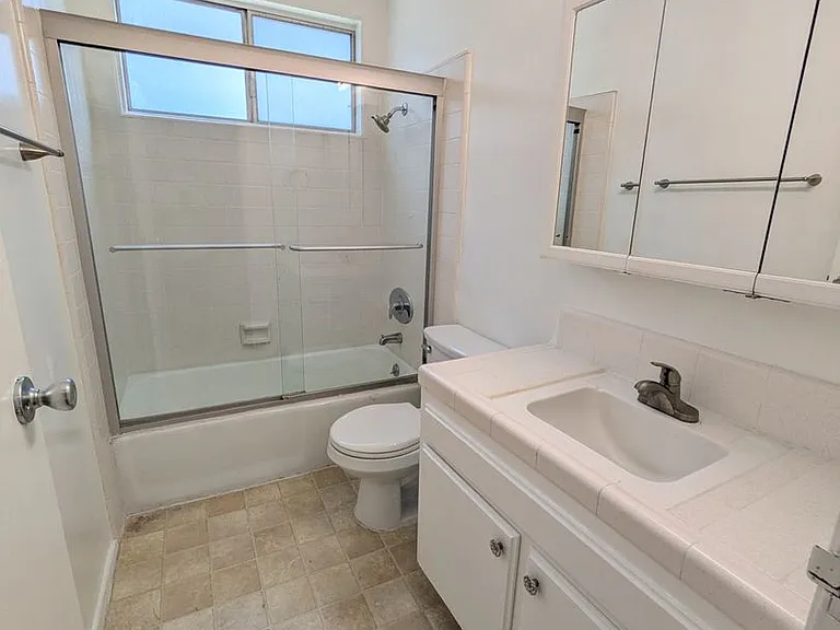 648 N Hayworth Ave — Photo 1