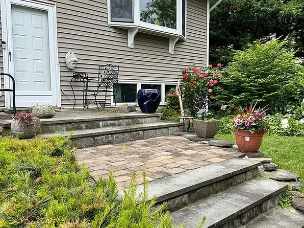 14 Dedham Pl, Kings Park, NY 11754