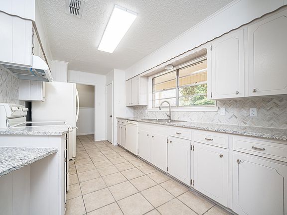 4th image of 108 Pinecrest St